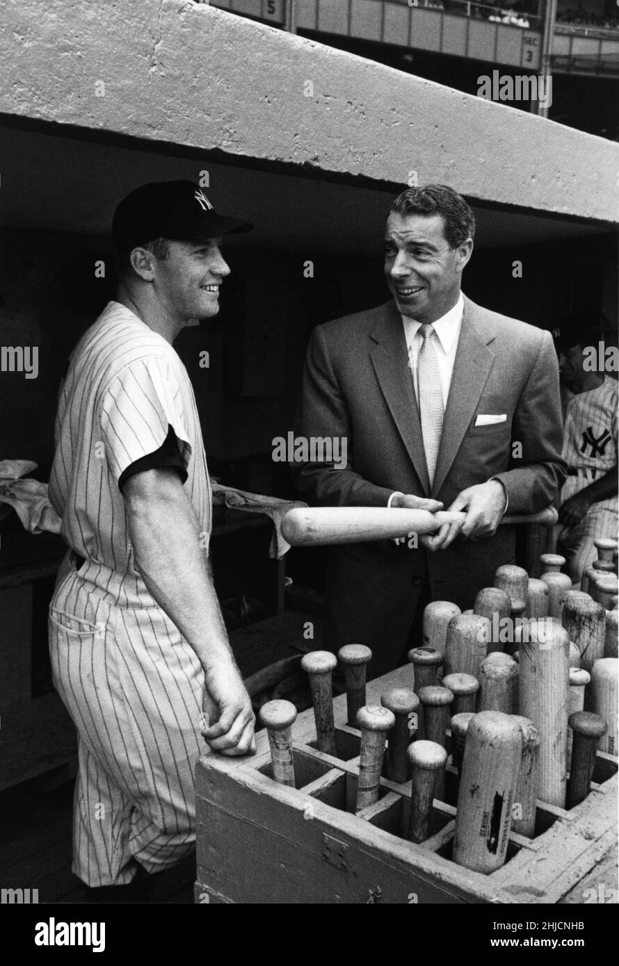 Un ancien Joe DiMaggio s'arrête pour discuter avec Mickey Mantle en 1956. Banque D'Images