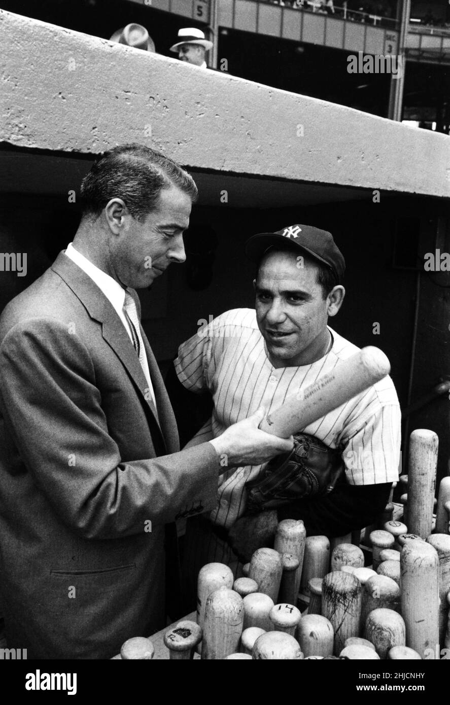 Joe DiMaggio et Yogi Berra à New York, 1956. Banque D'Images