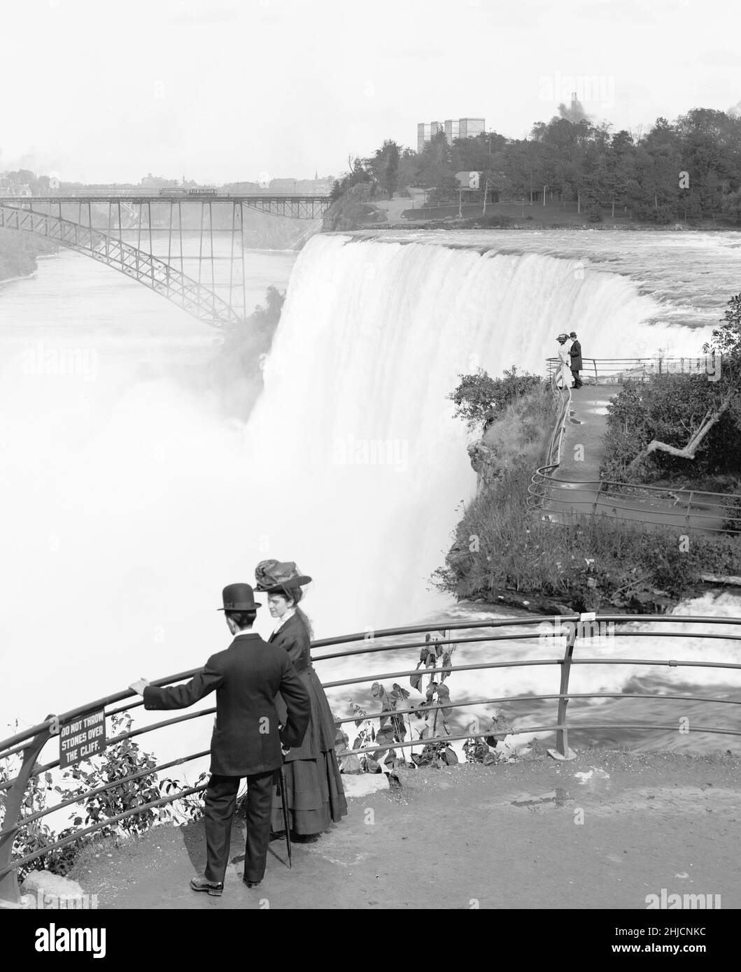 Couples aux chutes du Niagara, vu de Goat Island.Niagara Detroit Publishing Co., vers 1908. Banque D'Images