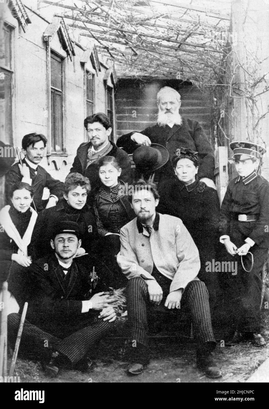 Anton Chekhov et sa famille et ses amis en 1890 (rangée supérieure, de gauche à droite) Ivan, Alexandre, Père; (deuxième rangée) ami inconnu, Lika Mizinova, Masha, mère, Seryozha Kiselev;(Rangée du bas) Misha, Anton. Banque D'Images