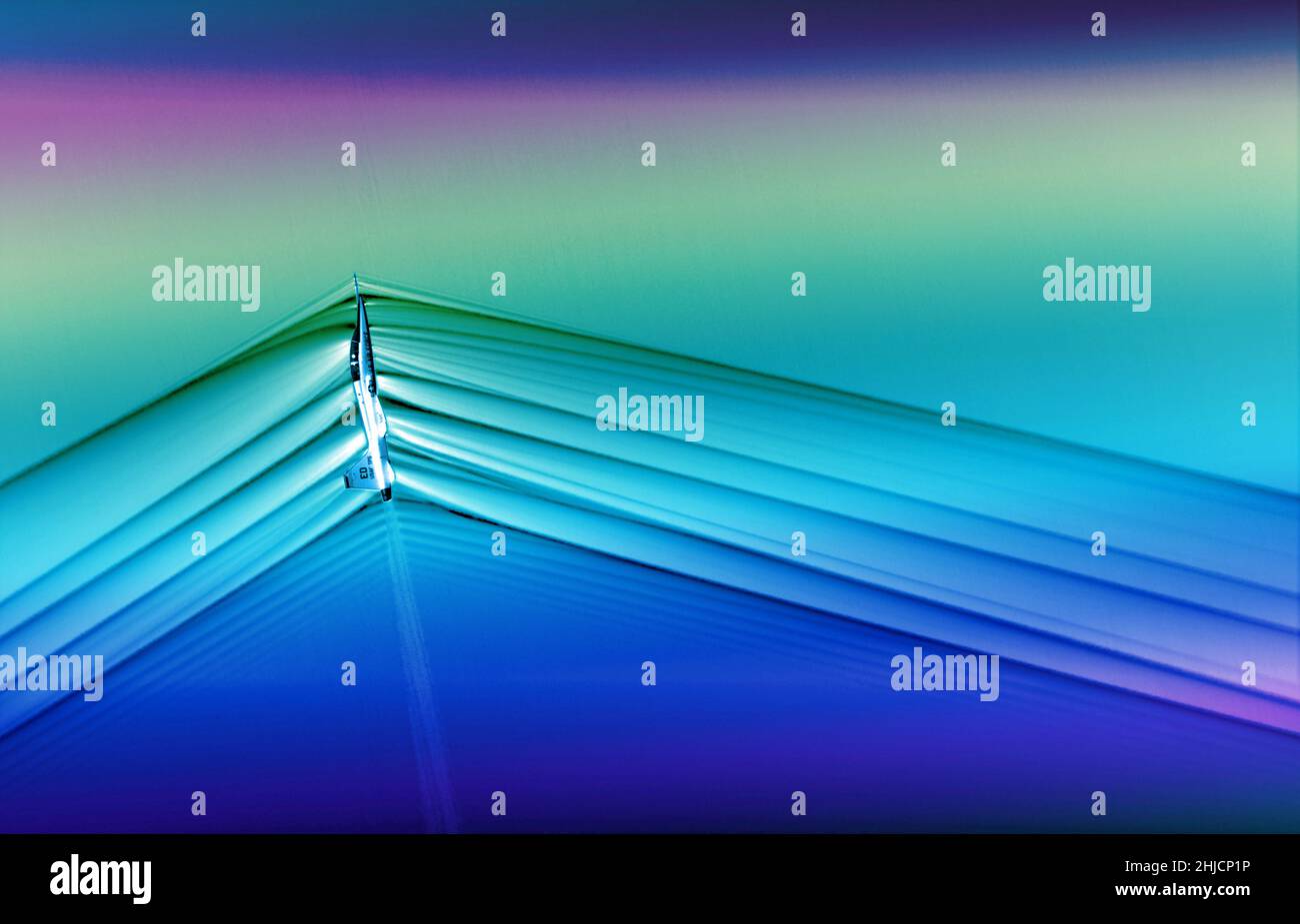 Un Northrup T-38 Talon jet supersonique franchissant le mur du son. Cette photo a été prise au cours de la quatrième phase d'air-air sur l'arrière-plan Schlieren vols, ou AirBOS, qui a eu lieu au Centre de recherche en vol Armstrong Edwards, en Californie. La série de vol à l'essai un système d'imagerie mis à niveau capable de capturer des images de haute qualité de choc, changements rapides de pression qui sont produits lorsque l'aéronef vole plus vite que la vitesse du son, ou supersonic. Les ondes de choc produites par les avions fusionnent ensemble alors qu'ils se déplacent dans l'atmosphère et sont responsables de ce qu'il est Banque D'Images