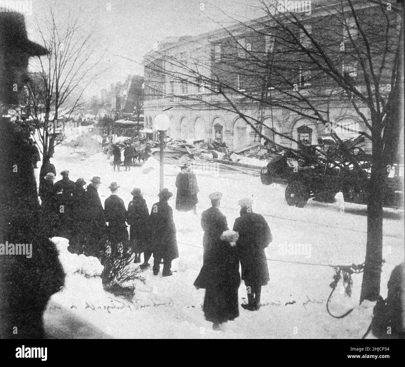 Murs extérieurs du théâtre Knickerbocker après l'effondrement de l'intérieur.96 ont été tués et 125 blessés dans l'effondrement du théâtre.Un autre homme a gelé à mort dans la tempête.Washington, D. C. 27 janvier 28, 1922. Banque D'Images