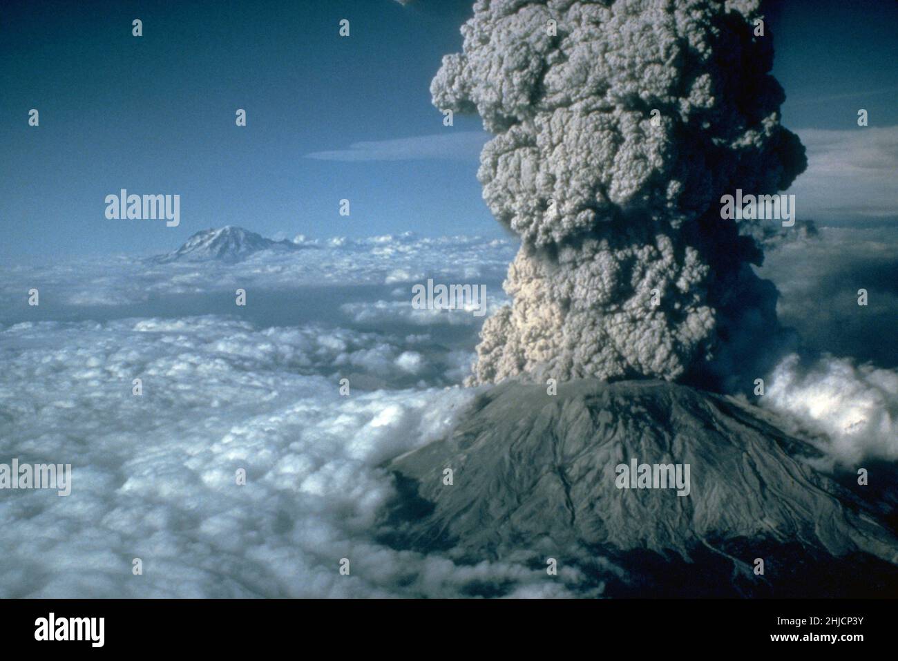 Le 22 juillet 1980 éruption du mont St. Helens, avec le mont Rainier, Washington, en arrière-plan.22 juillet 1980. Banque D'Images