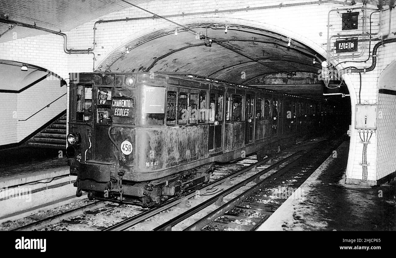 Un train sur la ligne 8 du métro de Paris en France, en direction de la gare de Charenton-Ecoles, vers 1940. Banque D'Images