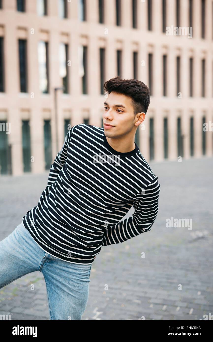 Portrait d'un jeune homme marchant dans la rue Banque D'Images