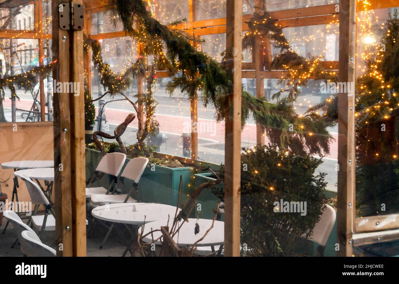 Videz l'espace de repas en plein air dans un restaurant de Chelsea à New York le lundi 17 janvier 2022.(© Richard B. Levine) Banque D'Images