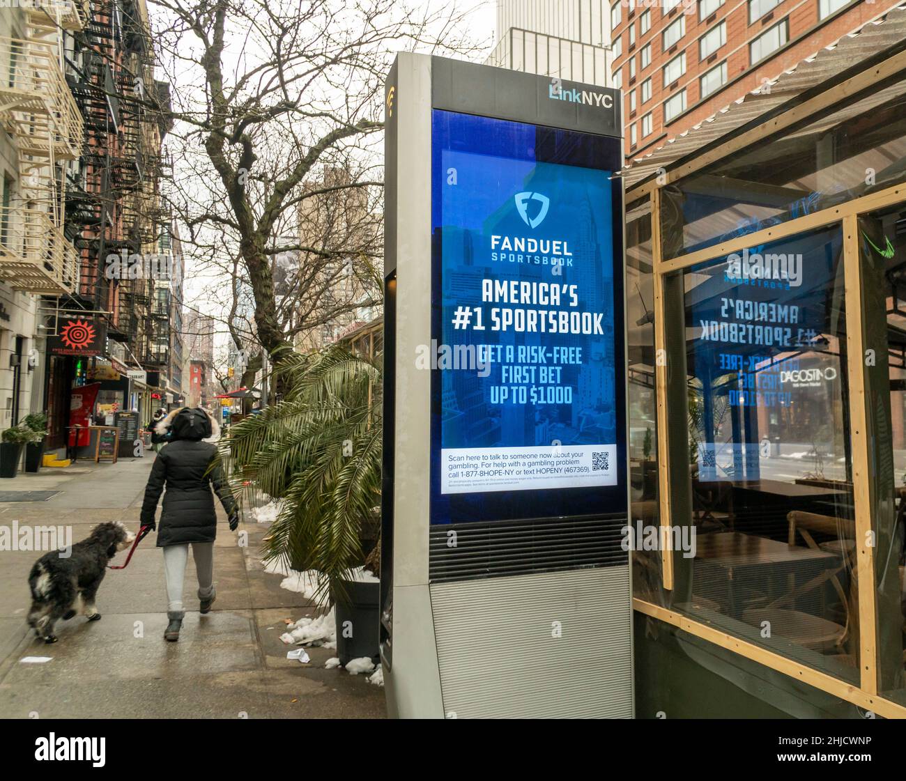 Publicité pour FanDuel Sportsbook, jeux de sport en ligne, sur un kiosque LinkNYC à HellÕs Kitchen à New York le dimanche 9 janvier 2022.La New York State Gaming Commission a permis à quatre opérateurs mobiles de Paris sportifs de commencer à accepter des Paris le samedi 8 janvier.(© Richard B. Levine) Banque D'Images