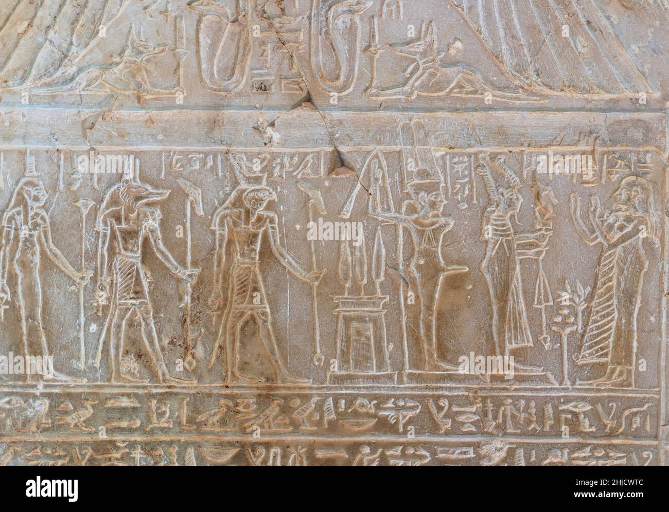 Relief Stele sur la prêtresse Takerseb faire des offrandes aux Dieux (de droite à gauche) Osiris, min, Horus, Anubis, Isis et Métis.Période Ptolemaic. Banque D'Images