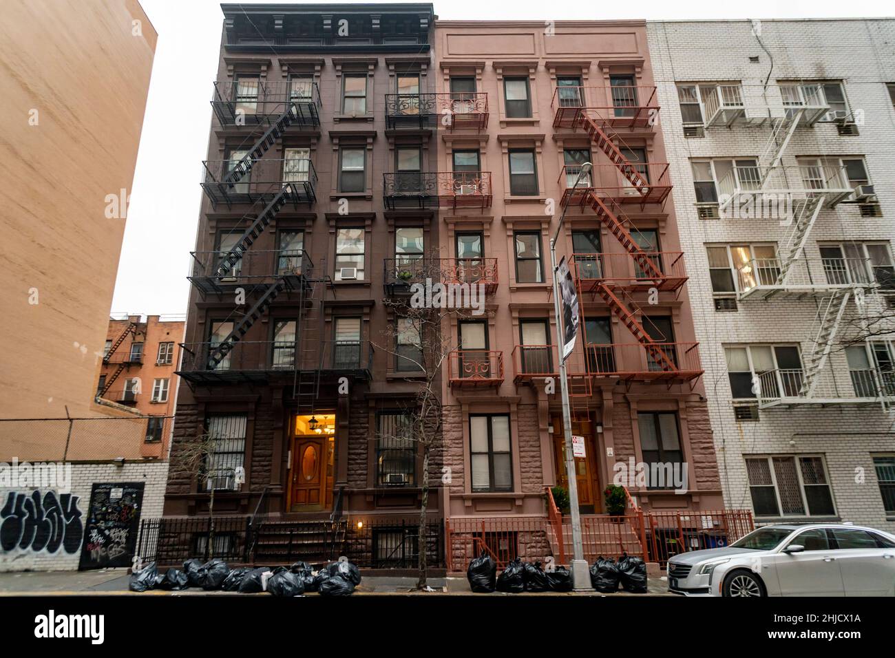 Les tenements dans le quartier Hell's Kitchen de New York le dimanche 9 janvier 2022.(© Richard B. Levine) Banque D'Images