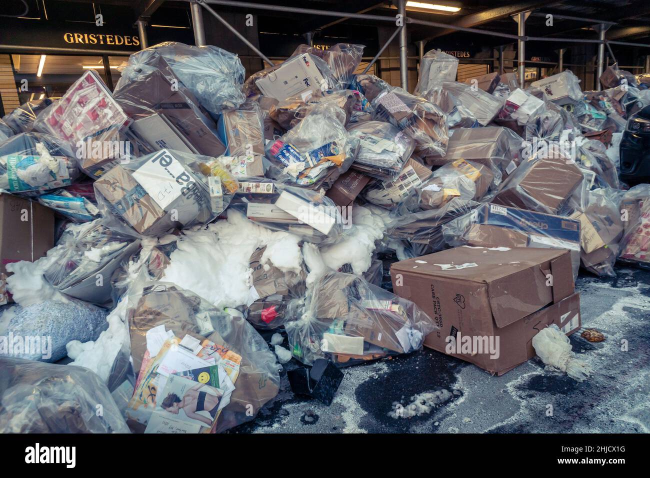 Des montagnes de déchets attendent d'être ramassés à Chelsea, à New York, le samedi 8 janvier 2022, car les ressources du ministère de l'assainissement sont concentrées sur l'enlèvement de la neige.(© Richard B. Levine) Banque D'Images