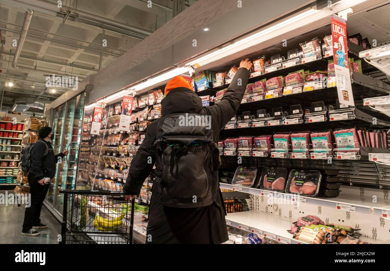 Acheter de la viande dans un supermarché Whole Foods Market à New York le mardi 18 janvier 2022