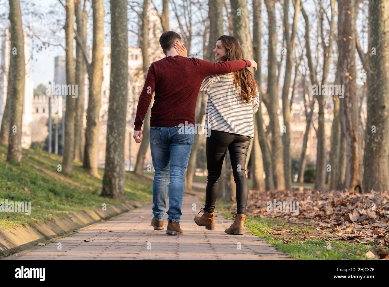 Un jeune homme et une jeune femme se prometent dans un parc le jour de la Saint-Valentin Banque D'Images