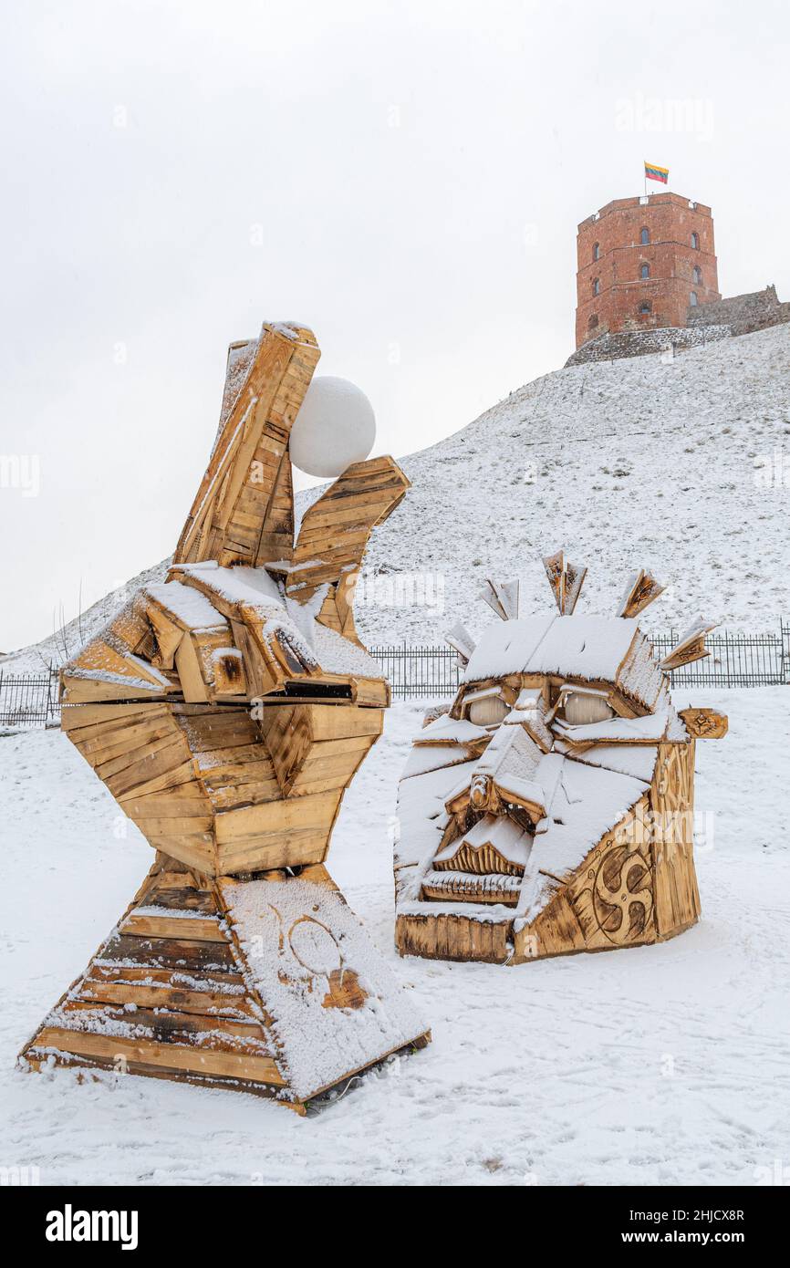 Tour ou château de Gediminas, la partie restante du château médiéval supérieur de Vilnius, Lituanie avec drapeau lituanien et géant de conte de fées en bois Banque D'Images