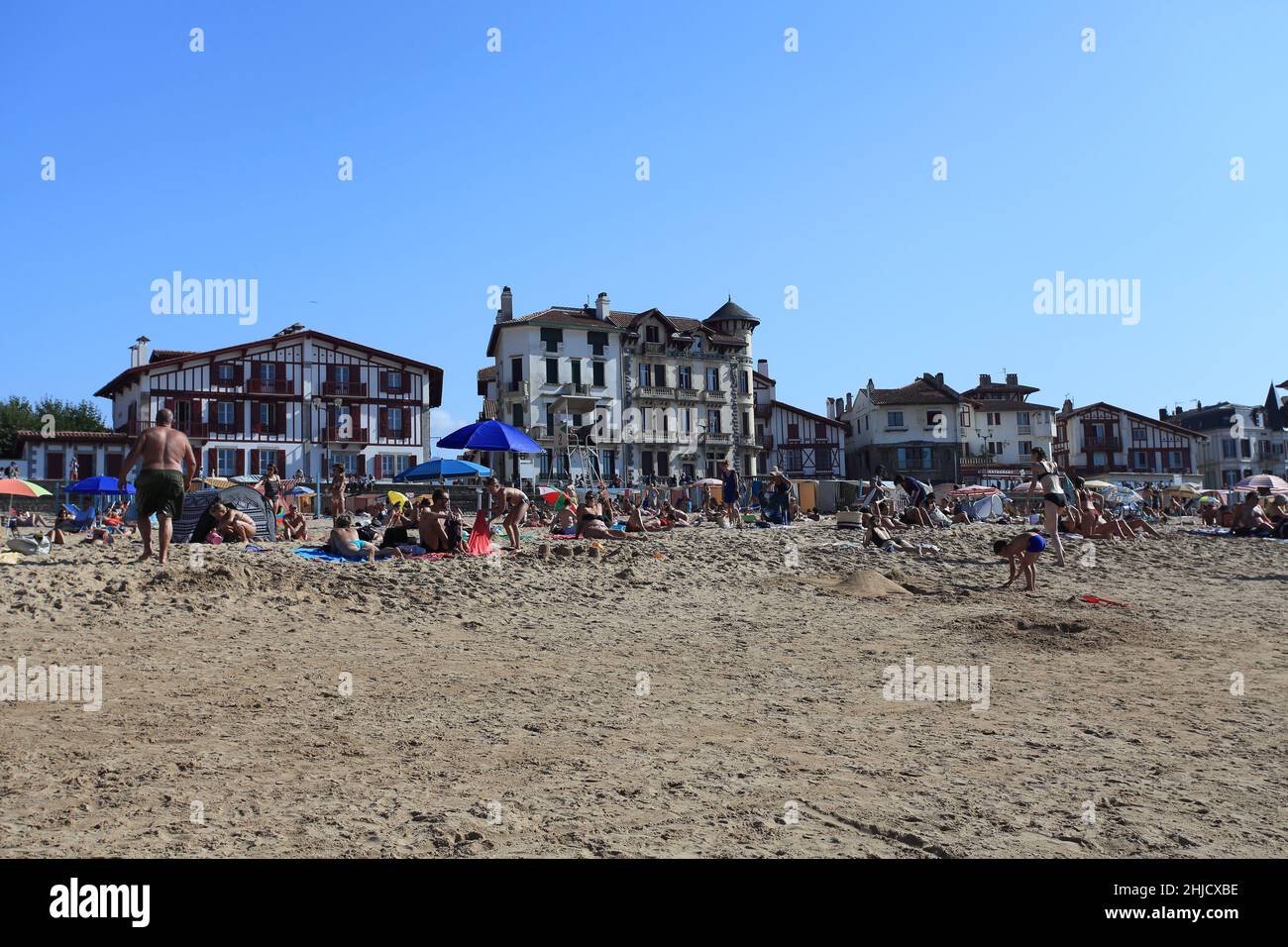 Les familles apprécient la plage de St Jean de Luz, pays Basque, France Banque D'Images