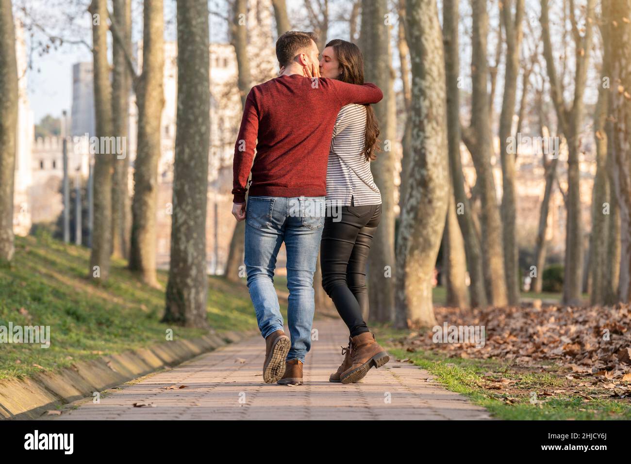 Un jeune homme et une jeune femme se promisteront dans un parc le jour de la Saint-Valentin Banque D'Images