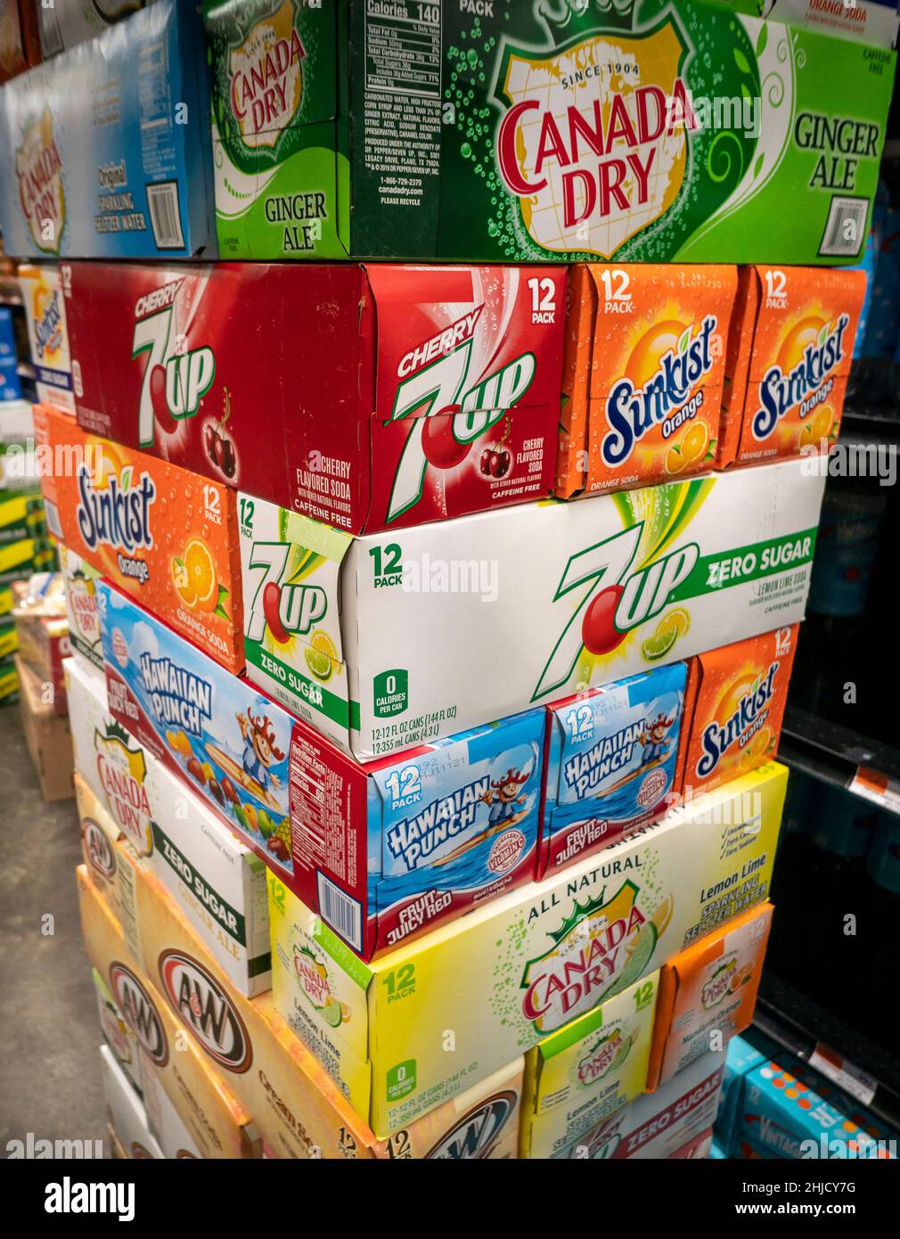 Caisses de 7-Up et d'autres marques de soda dans un supermarché à New York le vendredi 21 janvier 2022.(© Richard B. Levine) Banque D'Images