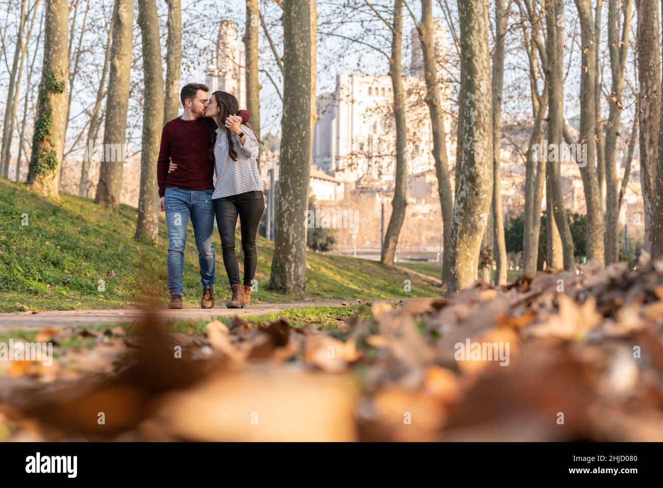 Un jeune homme et une jeune femme se promisteront dans un parc le jour de la Saint-Valentin Banque D'Images