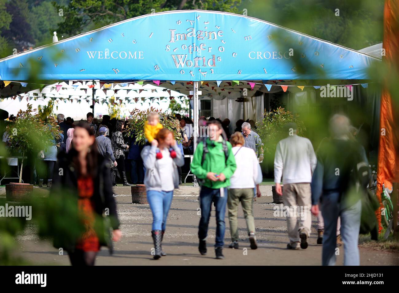 Hay Festival, l'entrée principale, avec beaucoup de personnes se frayant à Hay-on-Wye, Powys, pays de Galles, le 26th mai 2018. Banque D'Images