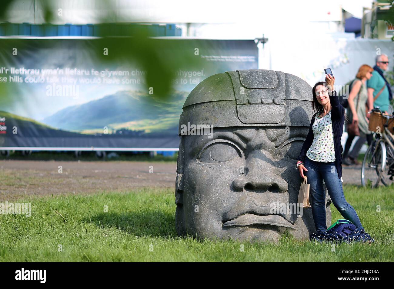 Hay Festival, une dame prend un selfie avec une immense sculpture d'un raed mexicain, à Hay-on-Wye, Powys, pays de Galles, le 26th mai 2018. Banque D'Images
