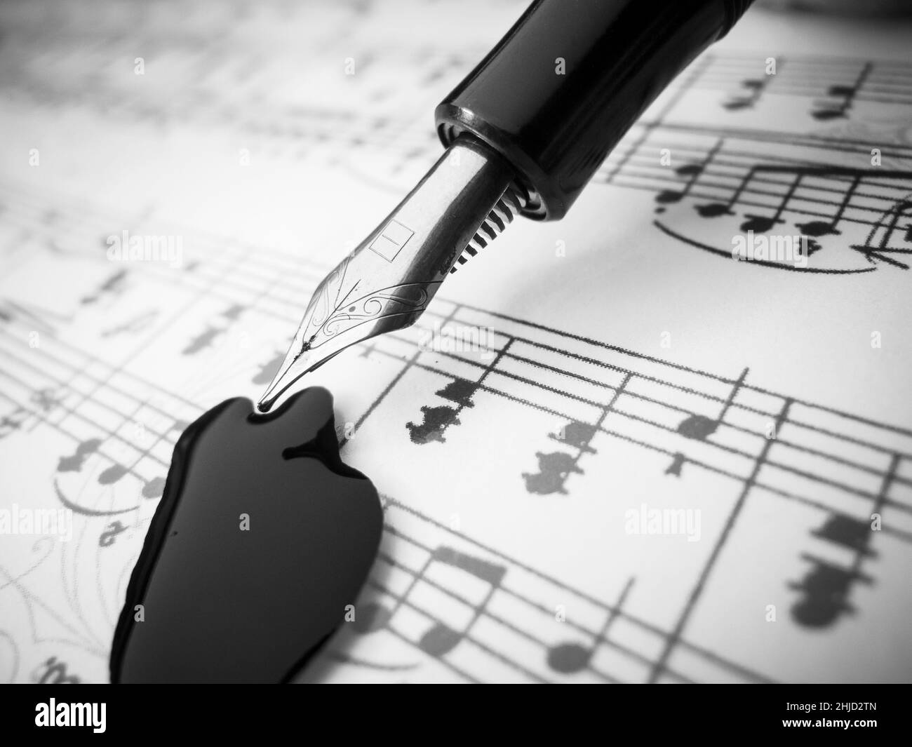 Vue rapprochée de la musique en feuilles avec stylo plume et tache d'encre noire. Banque D'Images