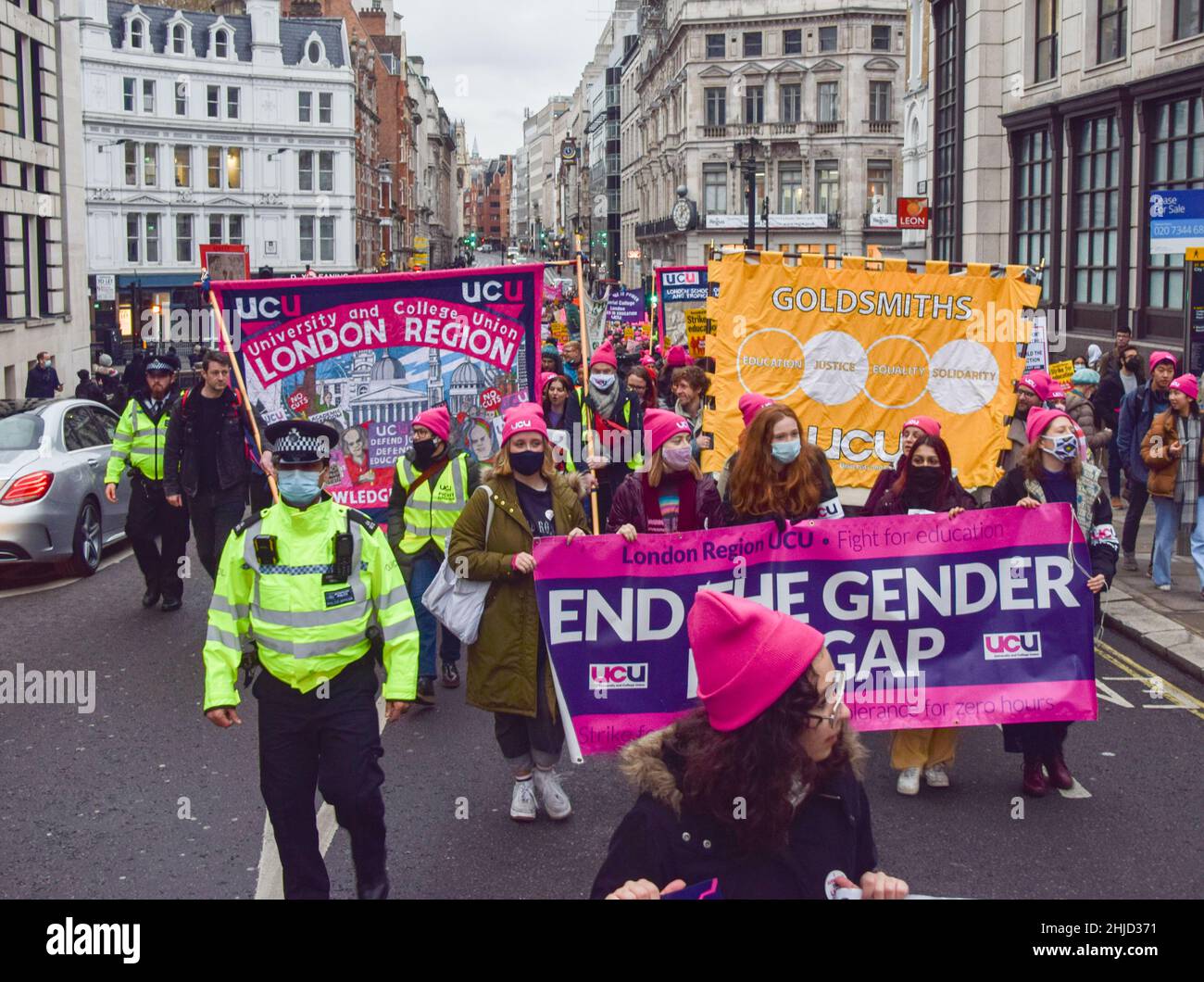 Londres, Royaume-Uni.3 décembre 2021.Des manifestants dans la ville de Londres.Le personnel de l'université et les membres de l'UCU (University and College Union) ont pris des mesures de grève et ont défilé dans le centre de Londres pour protester contre les inégalités de rémunération entre les sexes, les ethnies et les personnes handicapées, les conditions de travail et la baisse des salaires. Banque D'Images