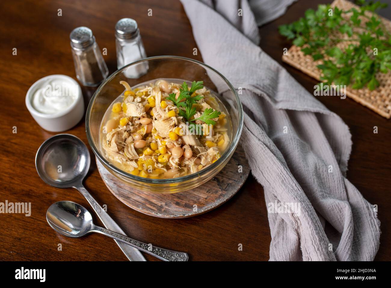 Chili blanc de poulet.Soupe de maïs avec poulet et haricots.Repas lent facile pour la cuisinière. Banque D'Images