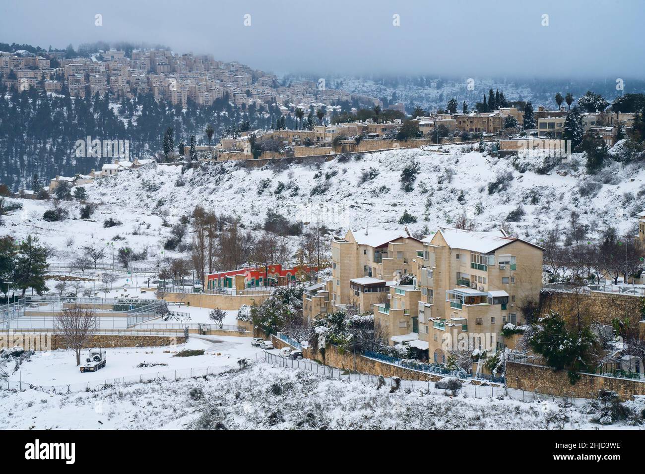 Le matin, les nains se sont enroulés sur la neige qui couvrait Jérusalem, Israël et les montagnes de la Judée. Banque D'Images