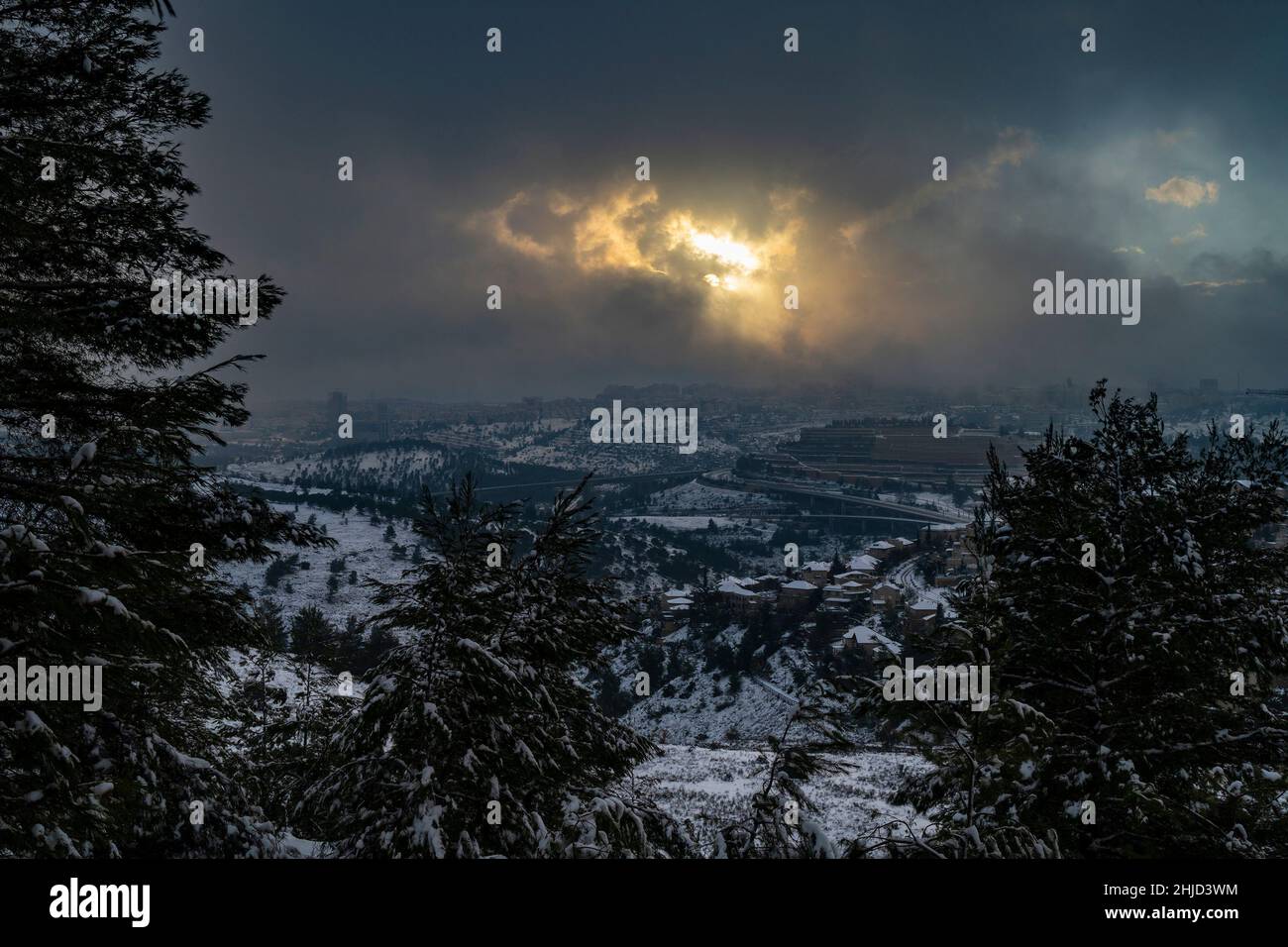 Un lever de soleil sur la neige couvrait Jérusalem, Israël et les montagnes de la Judée. Banque D'Images