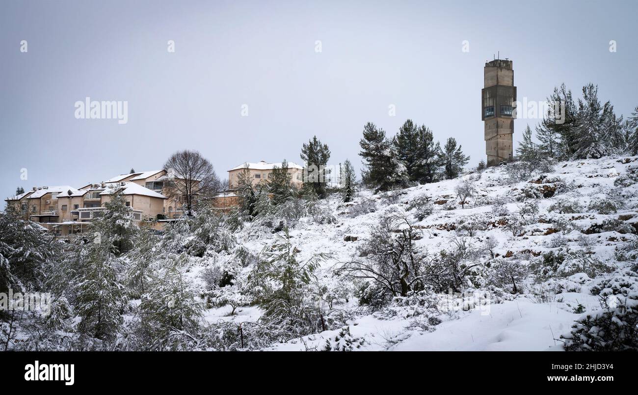 Mevasseret Sion, Israël - 27th janvier 2022 : le château d'eau de Mevasseret Sion, une ville près de Jérusalem, le matin d'hiver enneigé. Banque D'Images