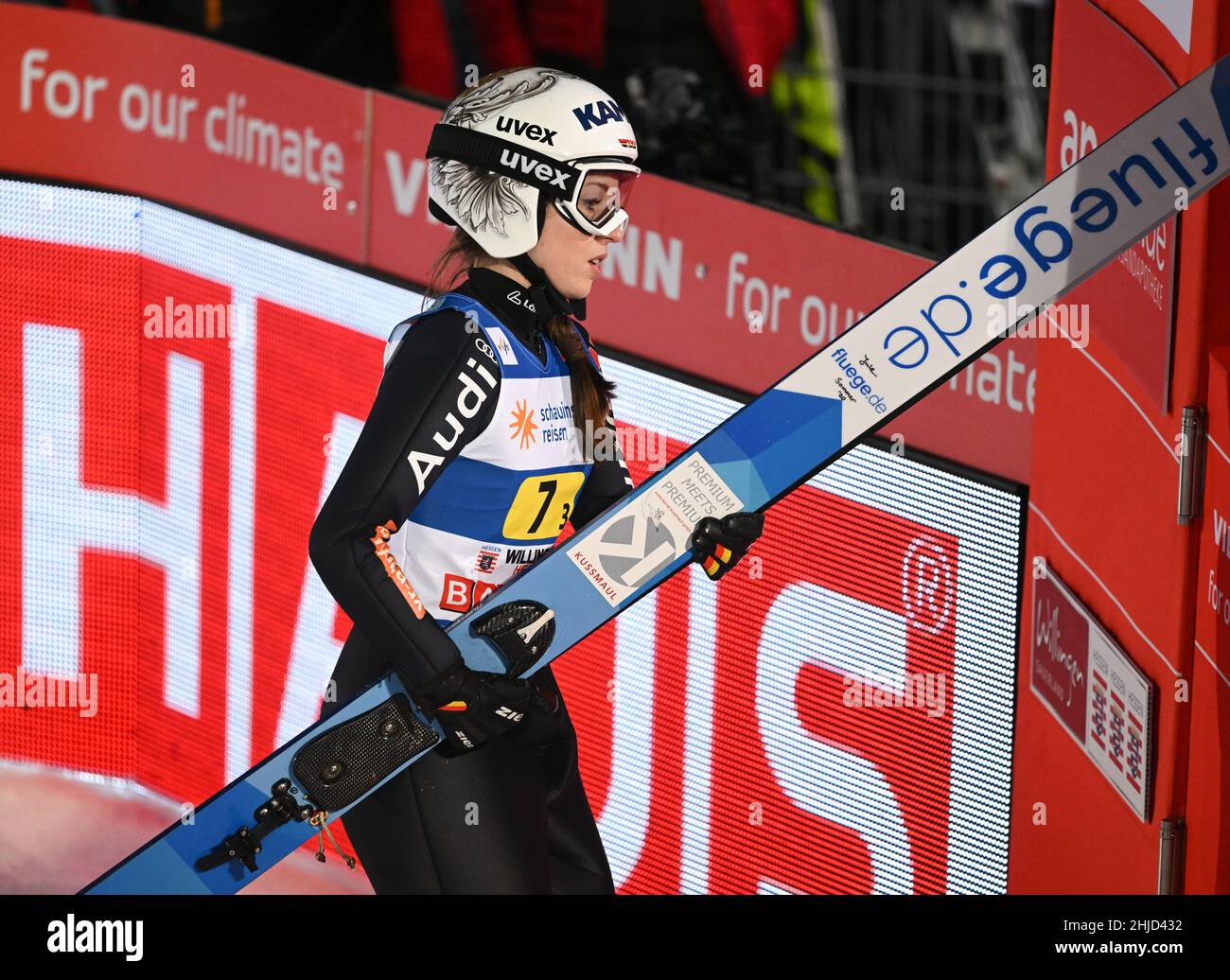 Willingen, Allemagne.28th janvier 2022.Ski nordique, saut à ski : coupe du monde, grande colline, saut en équipe mixte.Juliane Seyfarth, d'Allemagne, sort de la zone de sortie après son deuxième saut de score de Mühlenkopfschanze.Credit: Arne Dedert/dpa/Alay Live News Banque D'Images