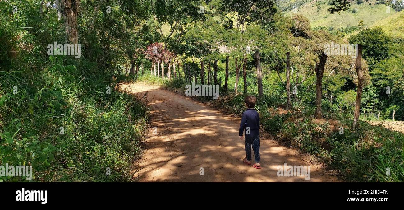 Boy and Mountain, Minas Gerais, Brésil Banque D'Images