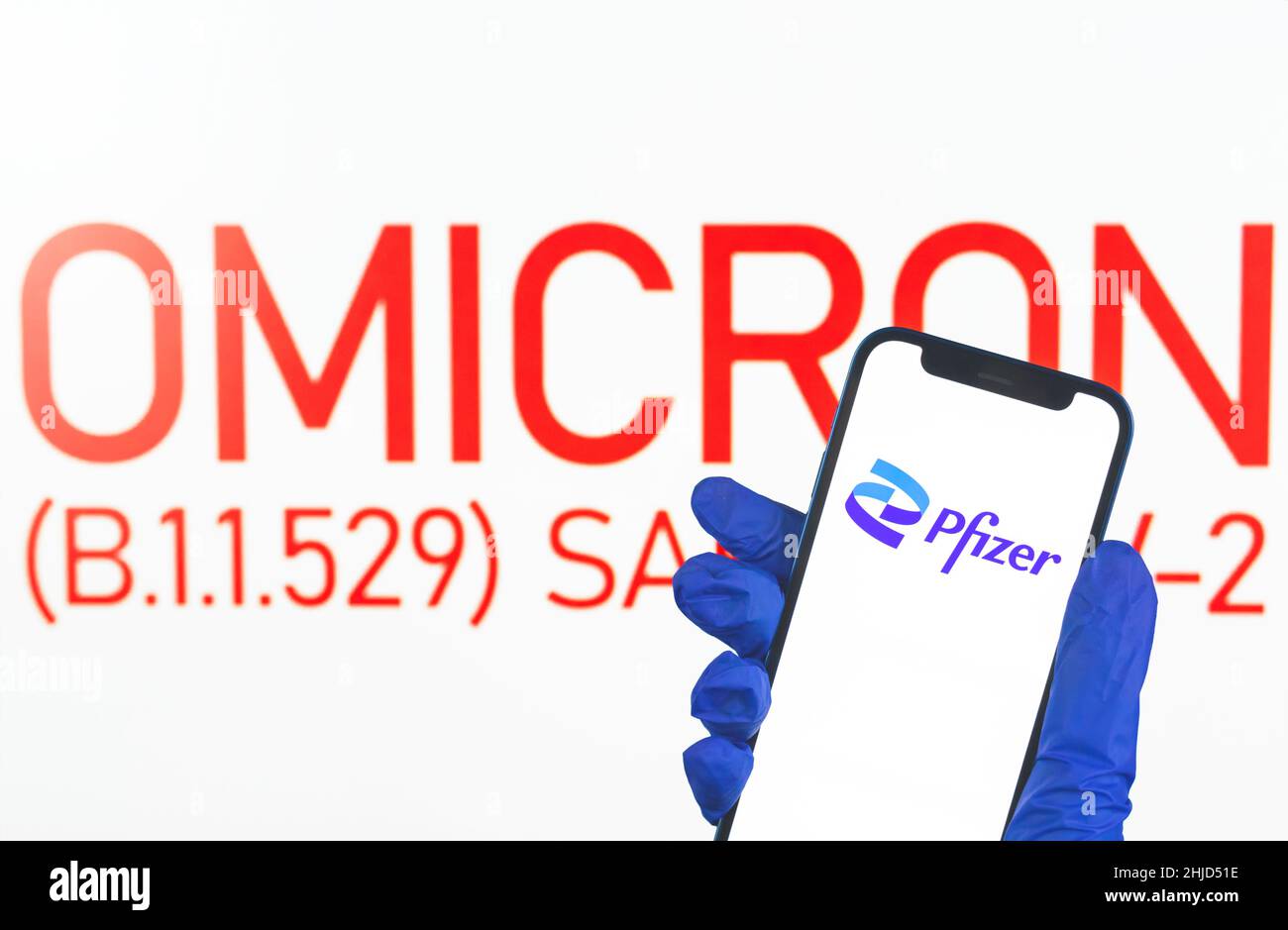 Kharkov, Ukraine - 27 janvier 2022 : smartphone avec logo Phizer et variante Omicron du coronavirus.Vaccination, concept de vaccination pho Banque D'Images