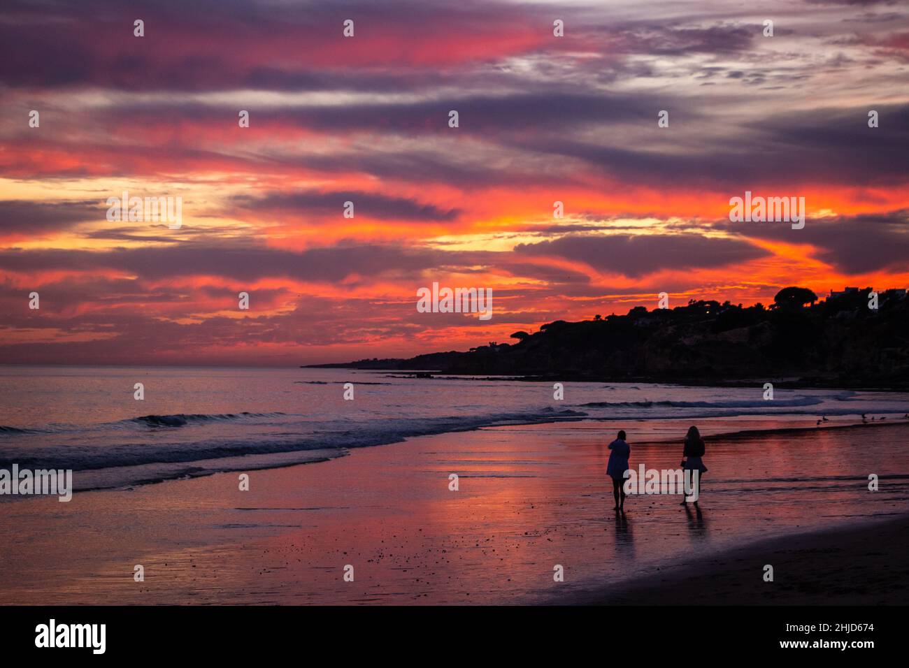 Un coucher de soleil pittoresque sur une plage de l'Atlantique sur l'Algarve portugais. Banque D'Images