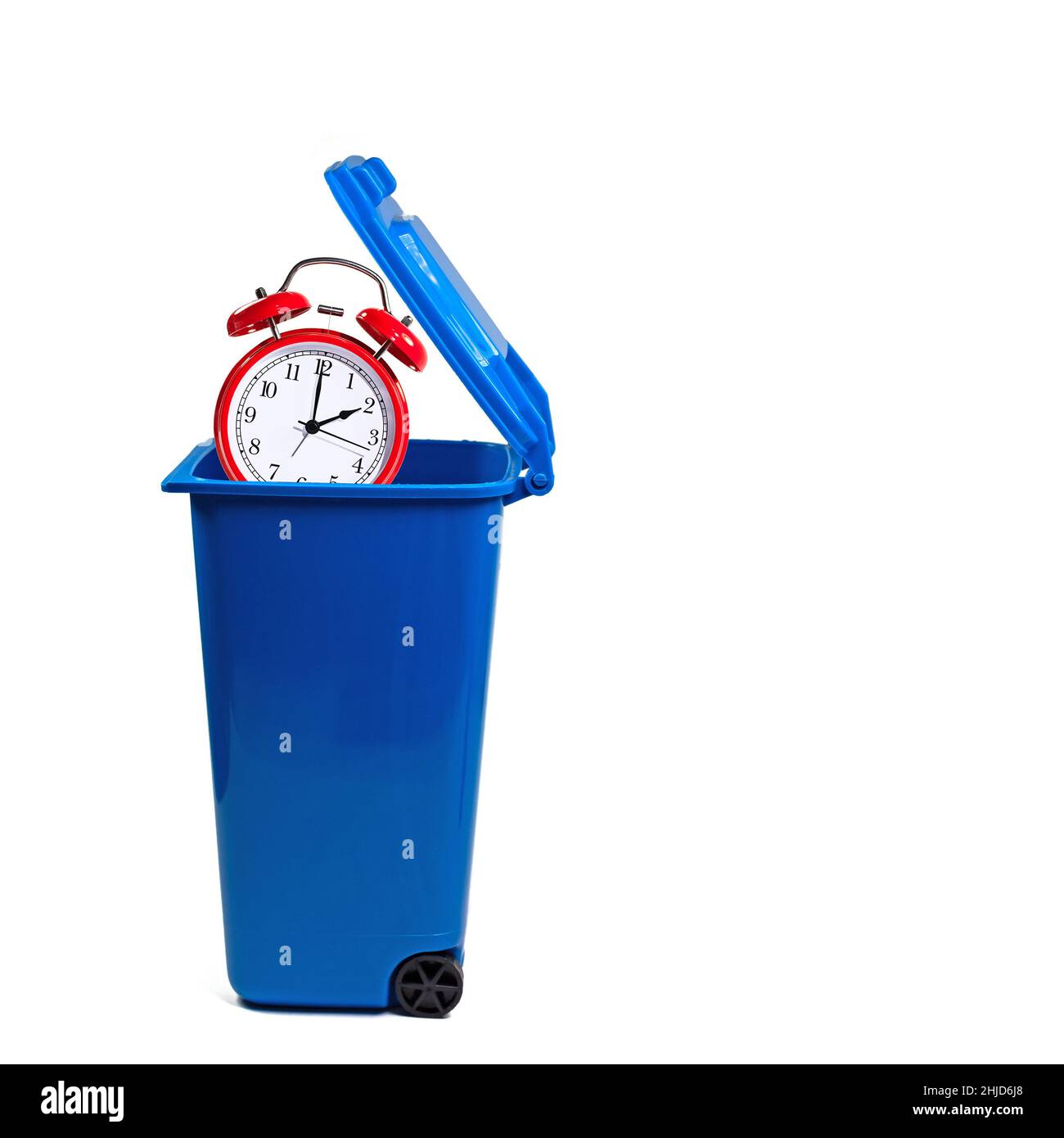 Réveil dans la poubelle, symbole du temps perdu Photo Stock - Alamy