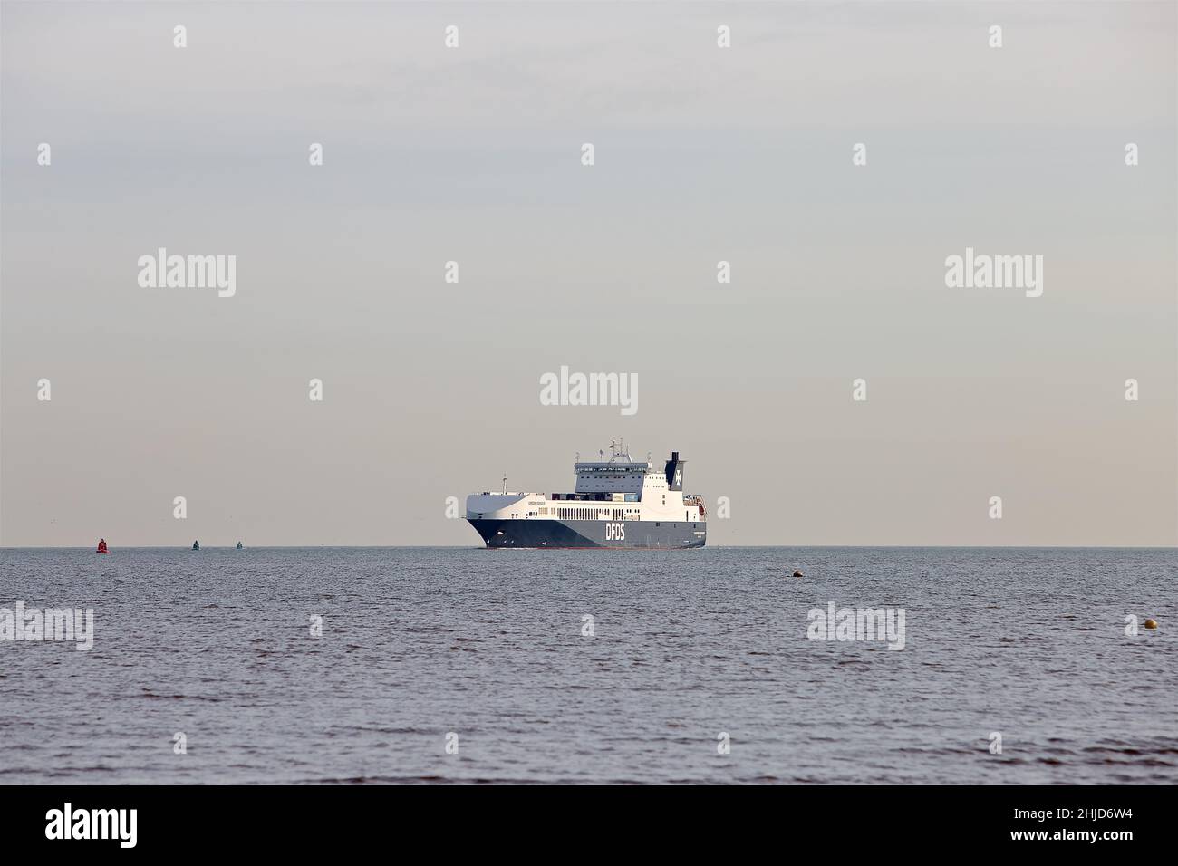 RO-RO (Roll On - Roll Off) navire de cargaison Gardenia Seaways entrant dans le port de Felixstowe, Suffolk, Royaume-Uni. Banque D'Images
