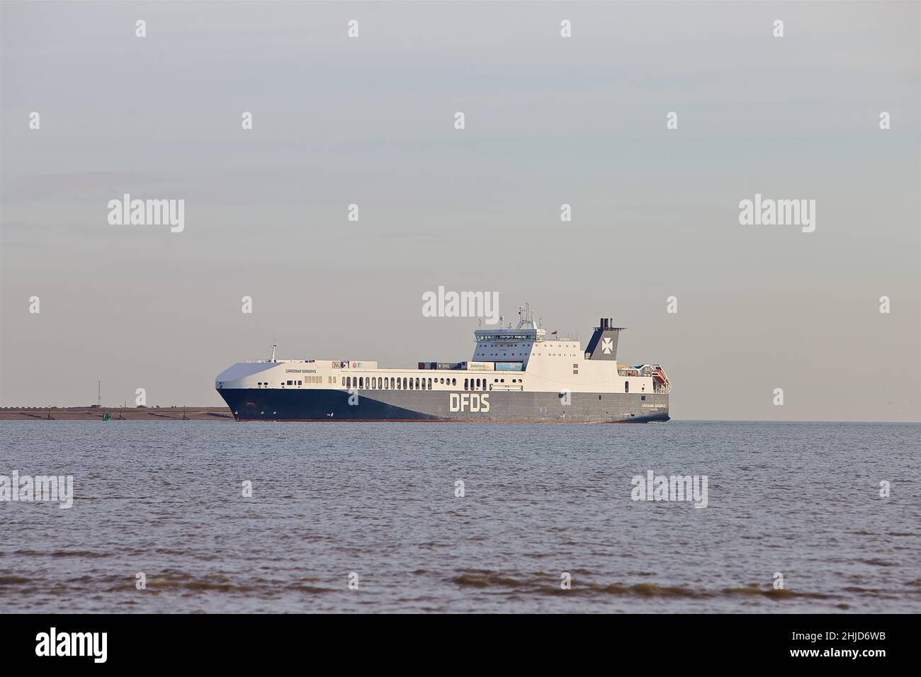 RO-RO (Roll On - Roll Off) navire de cargaison Gardenia Seaways entrant dans le port de Felixstowe, Suffolk, Royaume-Uni. Banque D'Images