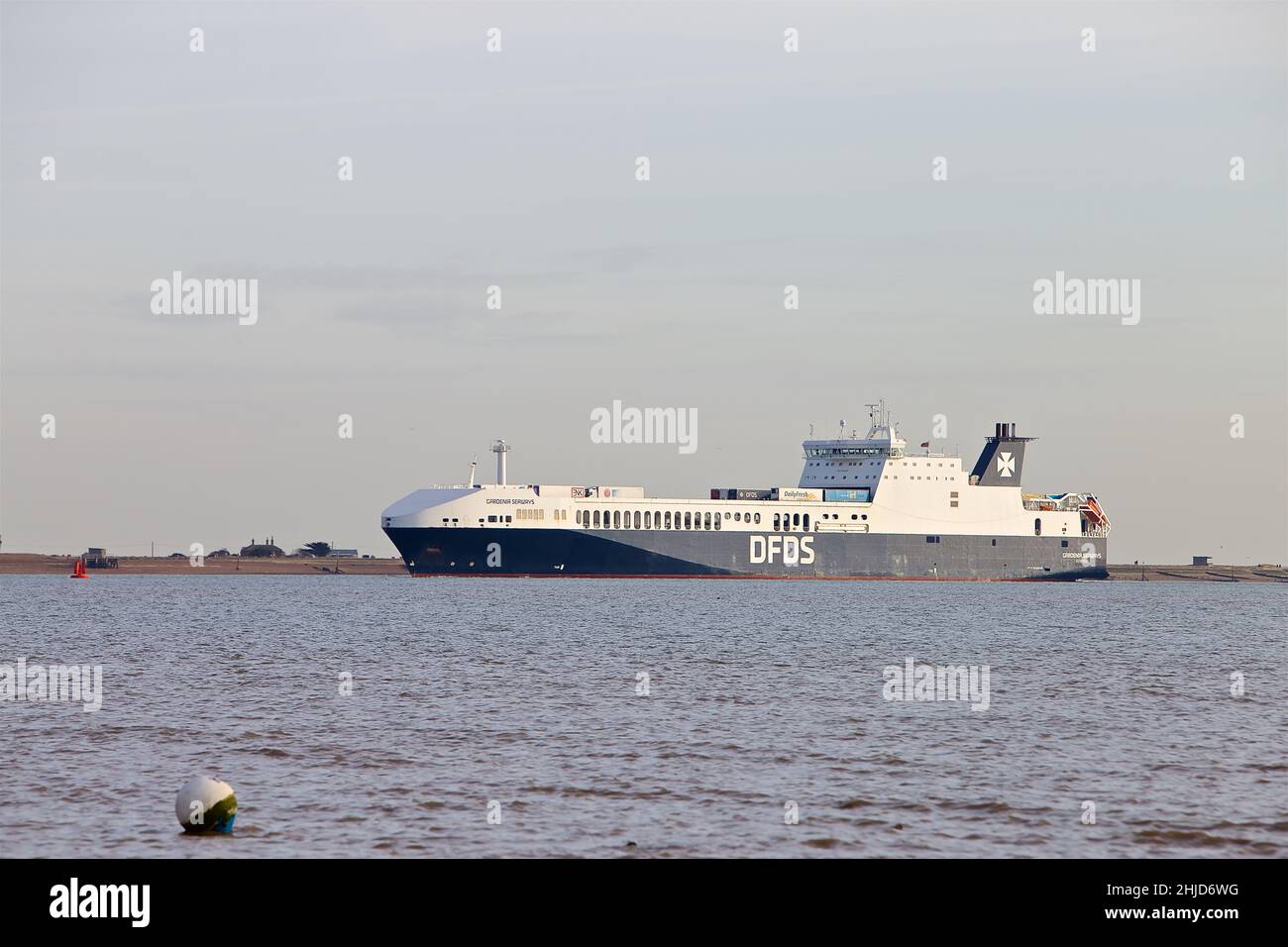 RO-RO (Roll On - Roll Off) navire de cargaison Gardenia Seaways entrant dans le port de Felixstowe, Suffolk, Royaume-Uni. Banque D'Images