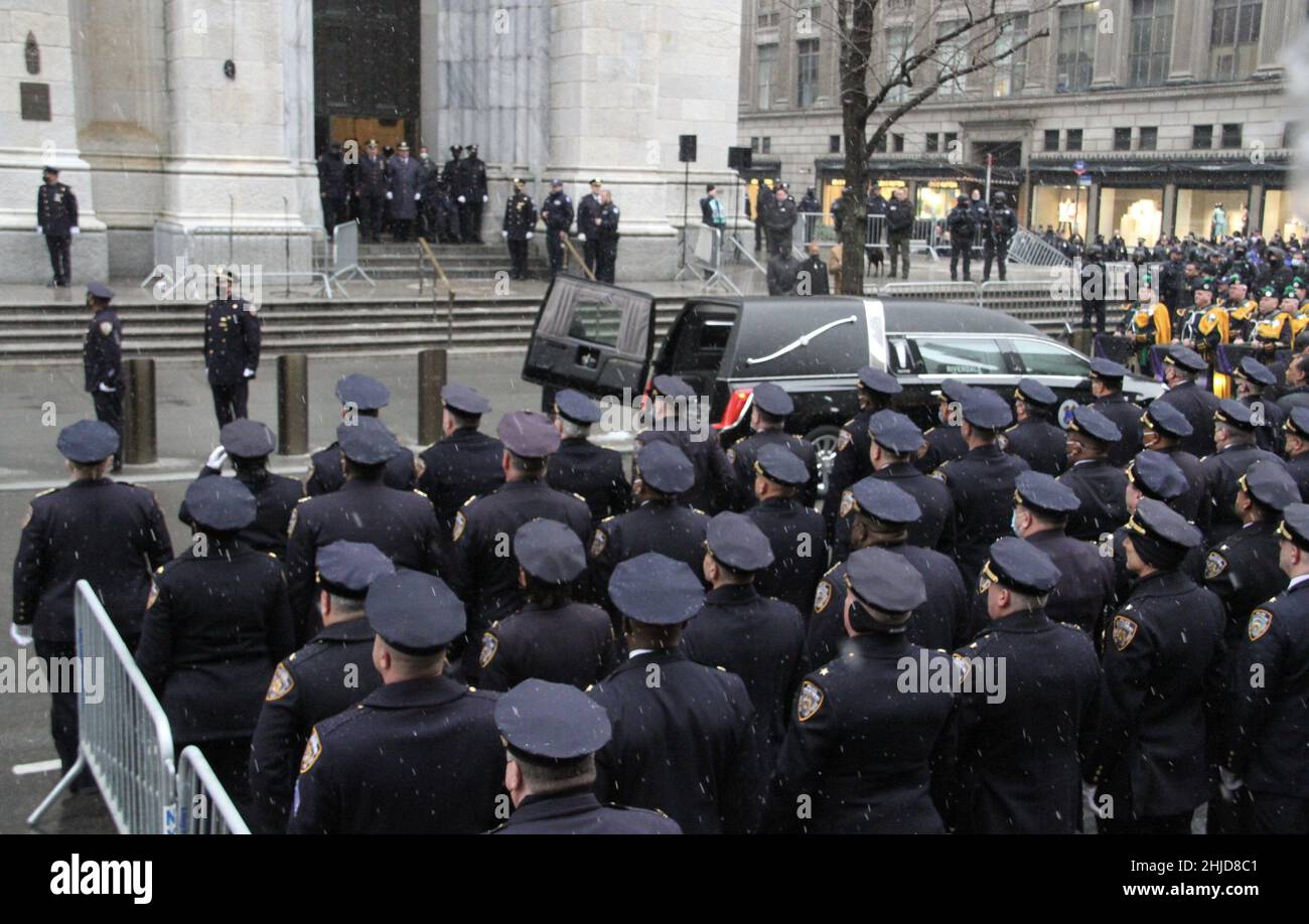 New York, États-Unis.28th janvier 2022.(NOUVEAU) Casket de Jason Rivera, un officier tué du NYPD quitte la cathédrale St Patrick.28 janvier 2022, New York, États-Unis : le cercueil de l'officier tué du NYPD, Jason Rivera quitte l'église de la cathédrale Saint Patrick sur 5th Avenue, Manhattan.Le maire de New York, Eric Adams, ainsi que les membres de la famille et la femme participent à la cérémonie funéraire.Crédit : ZUMA Press, Inc./Alay Live News Banque D'Images