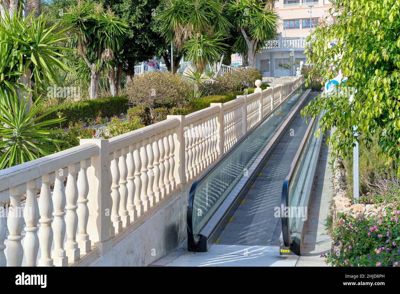 Escalier roulant menant à la rue principale de la ville de Villajoyosa, des plantes luxuriantes et des arbres en plein air.Espagne Banque D'Images