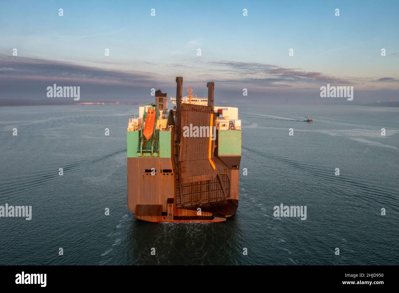 Un transporteur de véhicules Roro tôt le matin avec brouillard, navire marchand arrivant au port de Southampton. Banque D'Images