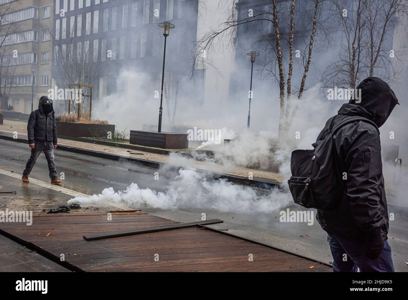 Bruxelles, Belgique.23rd janvier 2022.Des manifestants ont été vus dans la rue de la Loi Wet au milieu de la fumée des gaz pendant la manifestation.la fin de la manifestation de dimanche dans la ville belge de Bruxelles et au cœur de l'Union européenne a été entachée par une petite minorité qui n'a fait que se battre contre la violence.Plus de 50 000 manifestants venus de toutes les parties de l'Europe ont participé à une manifestation contre le coronavirus anti-gouvernement, qui s'est passée sans incident.Une violente minorité vêtue de noir, renversait le district européen, ils ont vandalisé des voitures, des pierres ont été catapultés et lancées et des panneaux de signalisation routière déracinés, l'avant de l'EE Banque D'Images