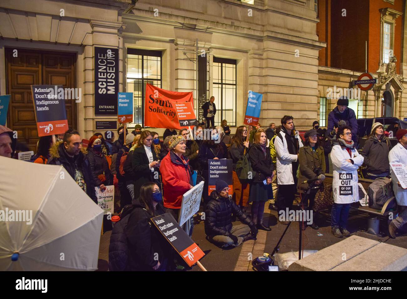 Londres, Royaume-Uni 26th janvier 2022.Des manifestants se sont rassemblés devant le Musée des sciences de South Kensington pour protester contre le parrainage de la galerie « Révolution énergétique » du musée par le géant du charbon Adani et en solidarité avec les peuples autochtones. Banque D'Images