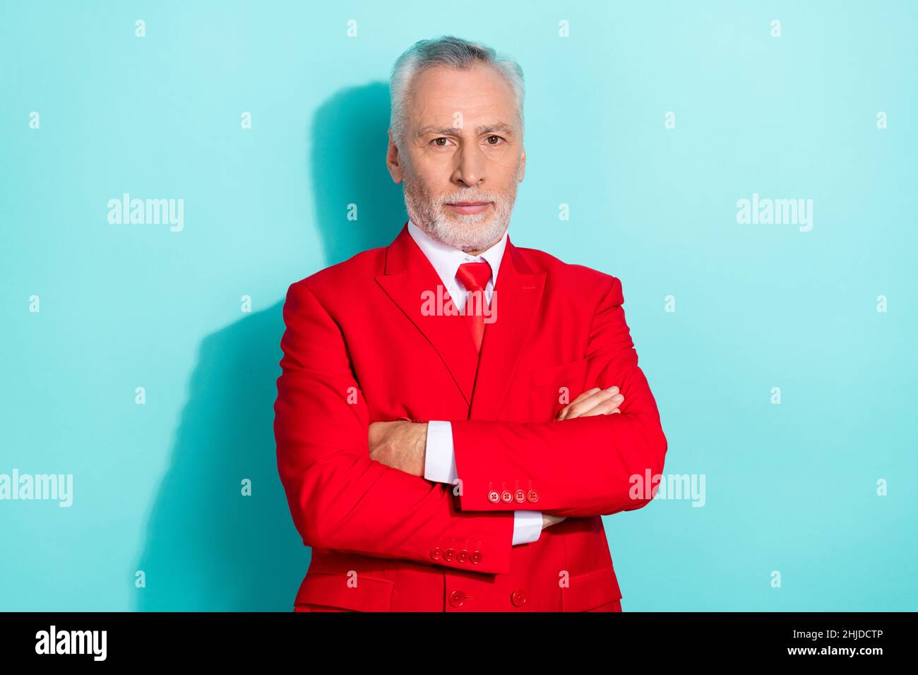 Photo de sérieux retraité homme porter rouge trois pièces costume bras plié isolé turquoise couleur fond Banque D'Images