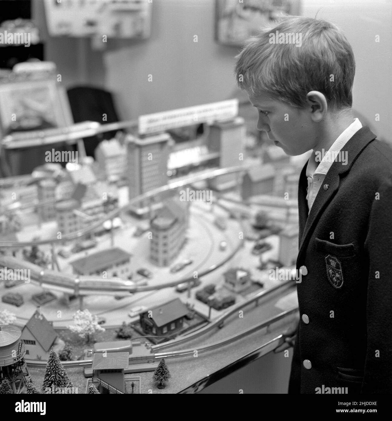 Jouets dans le 1960s.Un garçon à un chemin de fer modèle dans un magasin.Il est construit avec des bâtiments et des arbres et était un passe-temps populaire à l'époque.Les trains modèles sur la photo sont fabriqués par les chemins de fer britanniques Tri-ang.D'autres fabricants célèbres étaient Märklin et Fleischmann.Suède 1962 Banque D'Images
