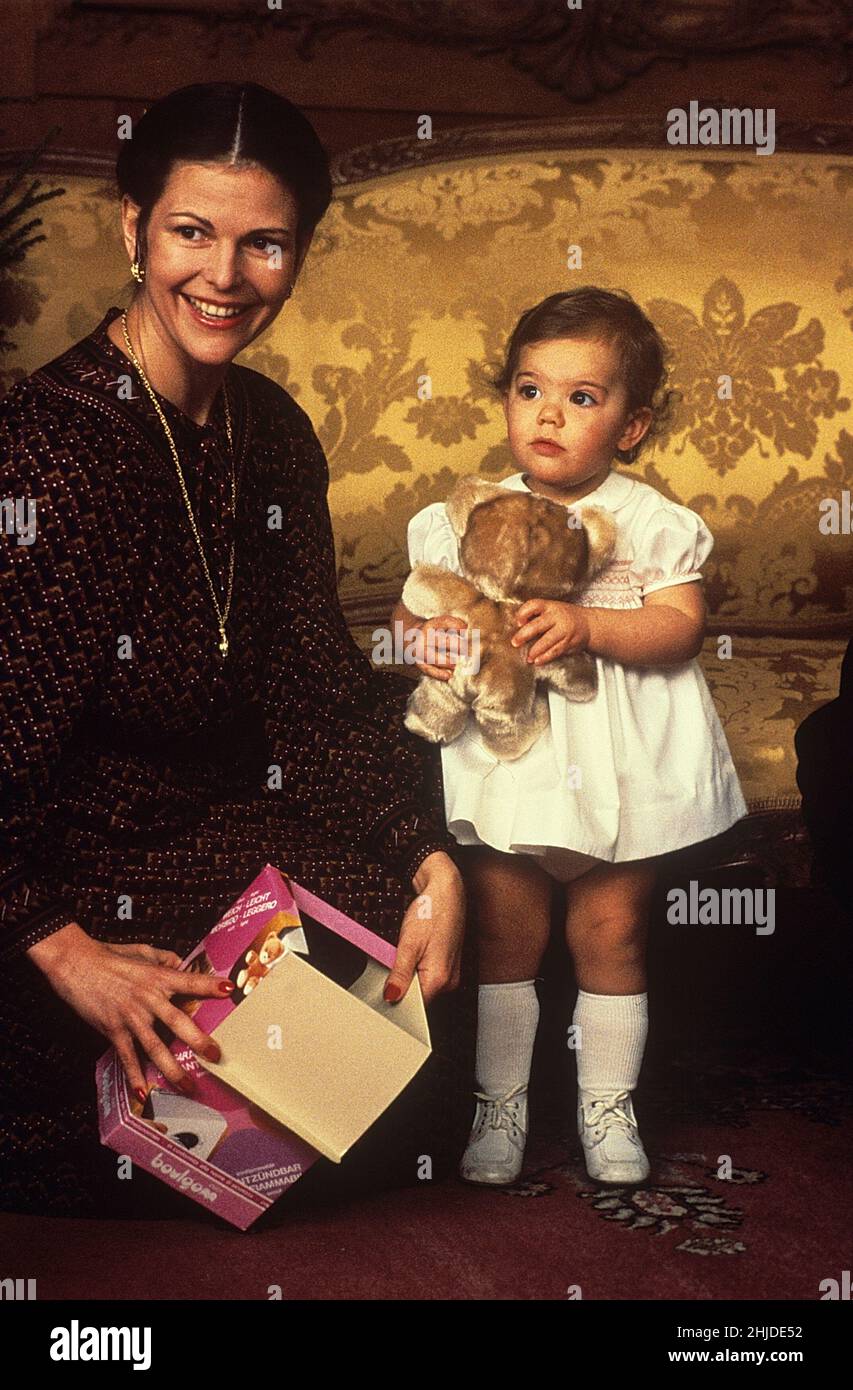 La famille royale suédoise en 1970s.CrownPrincess Victoria dans une séesion de photographie traditionnelle de noël qui se tient au château royal de Stockholm Suède 1978.À gauche sa mère la reine Silvia. Banque D'Images La famille royale suédoise en 1970s.CrownPrincess Victoria dans une séesion de photographie traditionnelle de noël qui se tient au château royal de Stockholm Suède 1978.À gauche sa mère la reine Silvia. Banque D'Images