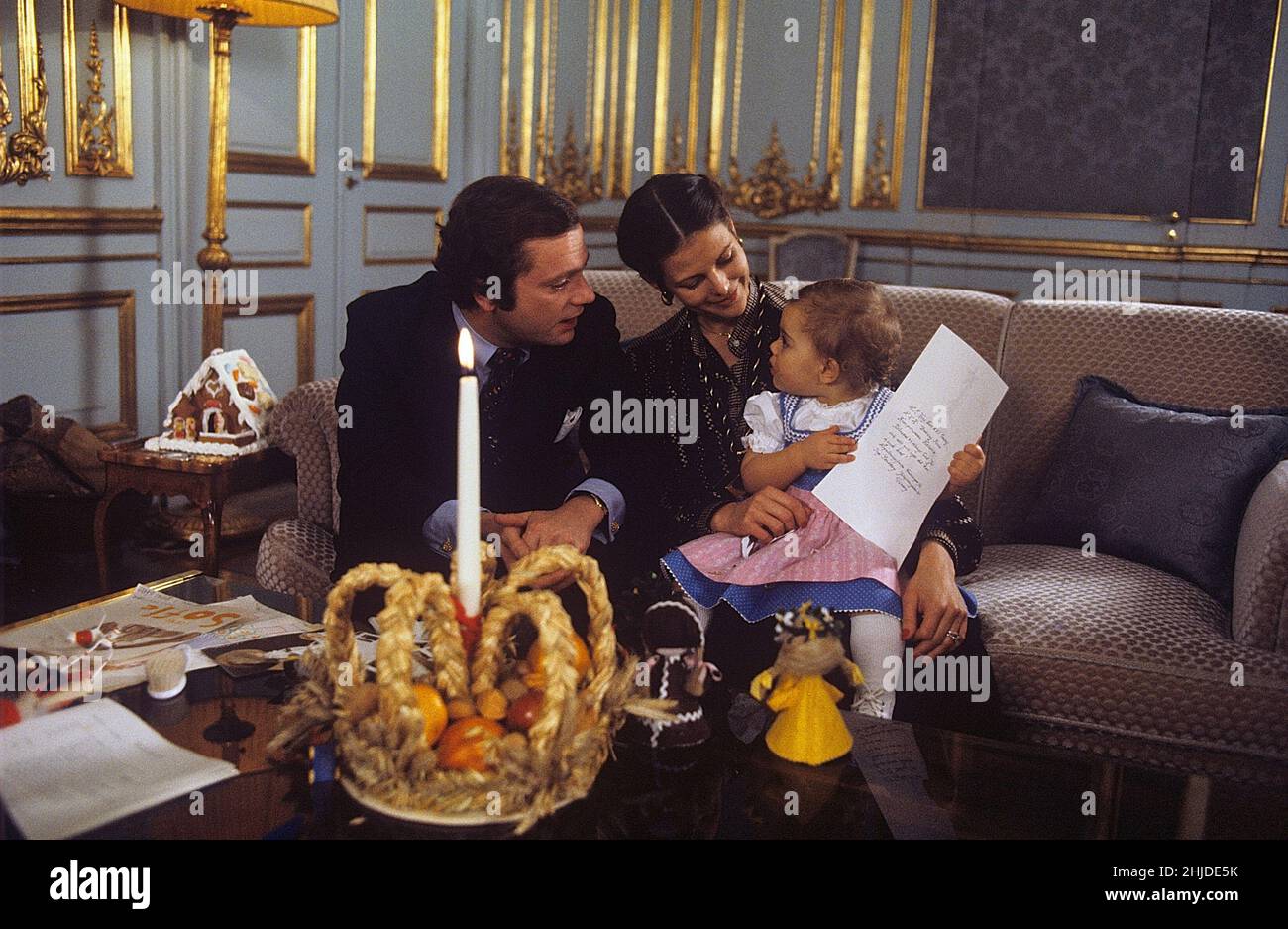 La famille royale suédoise en 1970s.Le roi Carl XVI Gustaf avec la reine Silvia et leur fille la crownprincesse Victoria lors de la séance de photographie de noël traditionnelle qui s'est tenue dans le château royal de Stockholm en Suède 1979. Banque D'Images La famille royale suédoise en 1970s.Le roi Carl XVI Gustaf avec la reine Silvia et leur fille la crownprincesse Victoria lors de la séance de photographie de noël traditionnelle qui s'est tenue dans le château royal de Stockholm en Suède 1979. Banque D'Images