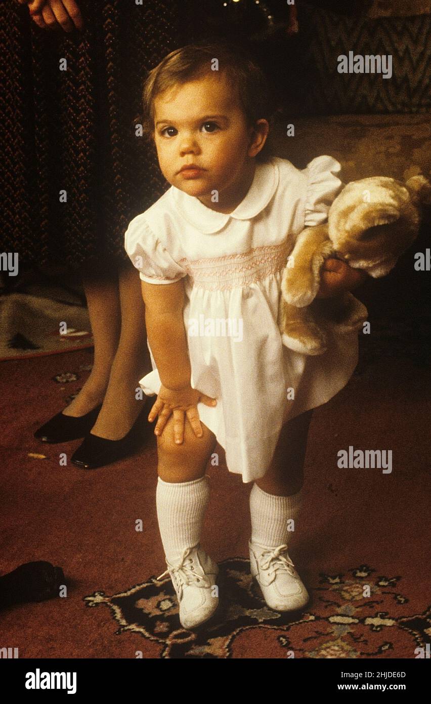 La famille royale suédoise en 1970s.CrownPrincess Victoria dans une séesion de photographie traditionnelle de noël qui se tient au château royal de Stockholm Suède 1978. Banque D'Images La famille royale suédoise en 1970s.CrownPrincess Victoria dans une séesion de photographie traditionnelle de noël qui se tient au château royal de Stockholm Suède 1978. Banque D'Images