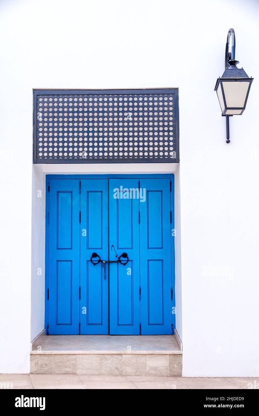 Porte d'entrée orientale bleue de la maison au Maroc. Banque D'Images