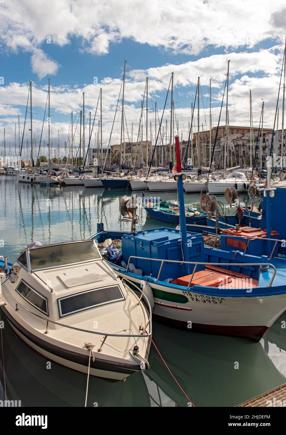 Yachts et bateaux à la Cala Port, Palerme, Sicile, Italie Banque D'Images