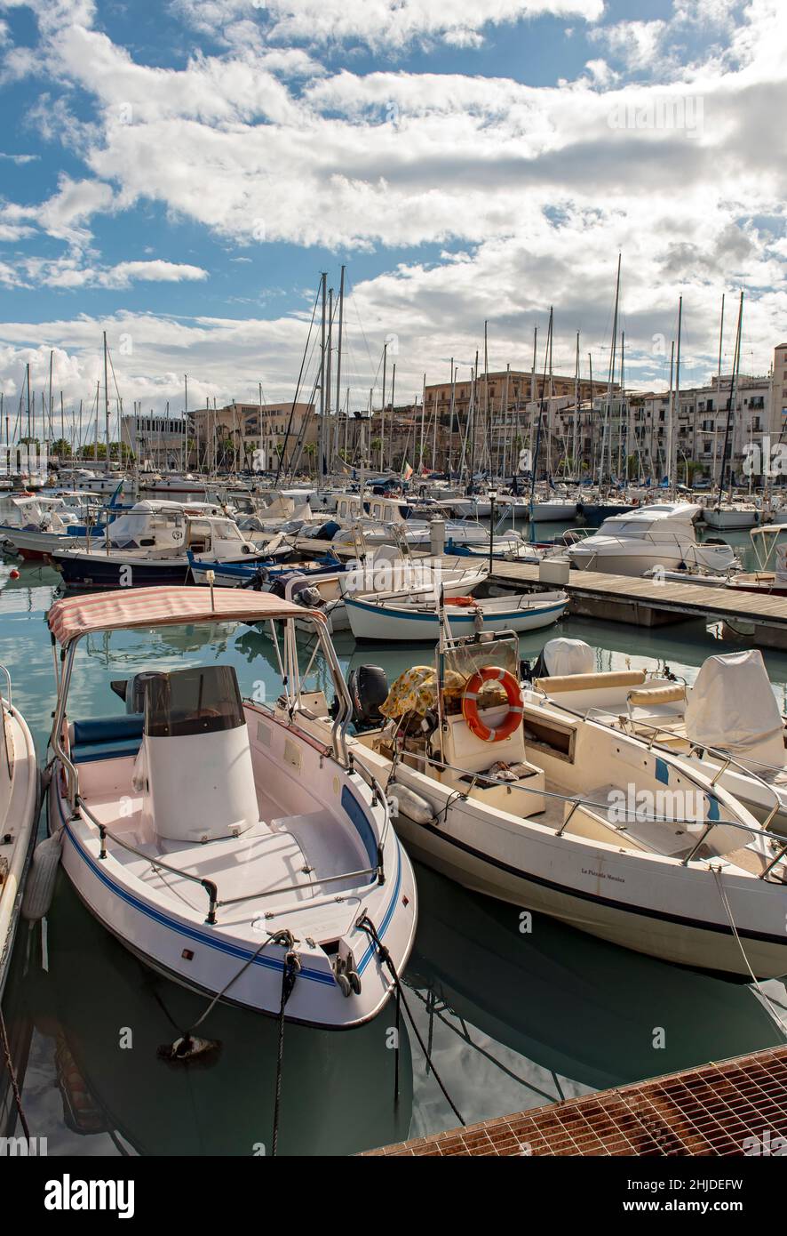 Yachts et bateaux à la Cala Port, Palerme, Sicile, Italie Banque D'Images